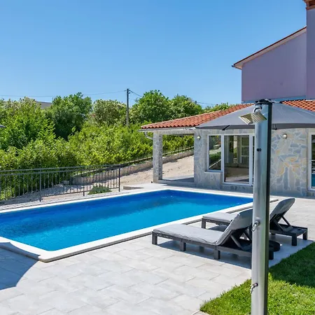 Nyaraló Kalac, A Charming Pool Oasis Near The Sea
