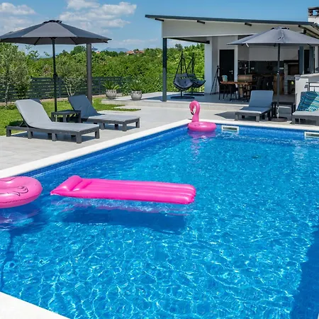Дом отдыха Kalac, A Charming Pool Oasis Near The Sea