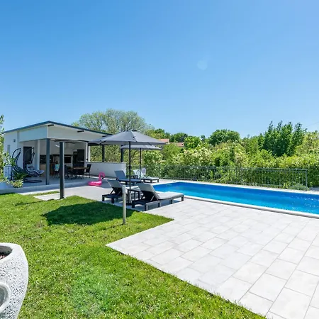 Kalac, A Charming Pool Oasis Near The Sea